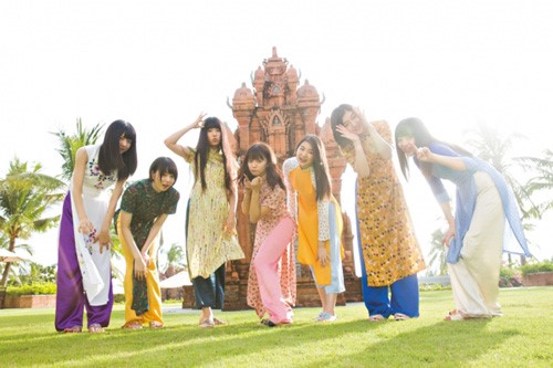 カラフルなアオザイを着ているベトナム人学生達